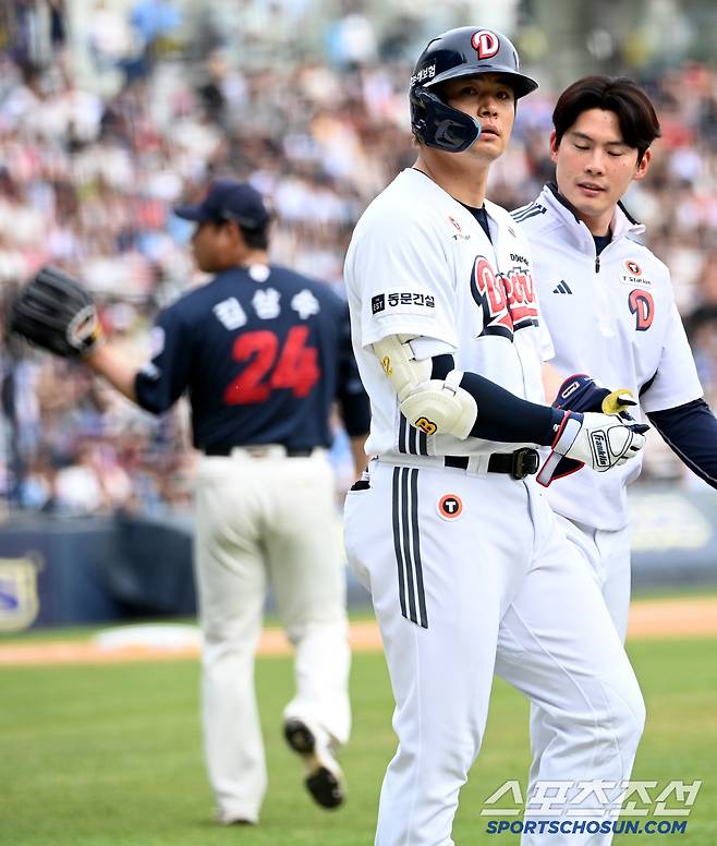 27일 잠실야구장에서 열린 롯데와 두산의 경기, 6회말 2사 1루 두산 김재환이 롯데 김상수의 투구에 맞은 뒤 1루로 걸어나가고 있다. 잠실=허상욱 기자wook@sportschosun.com/2025.04.27/