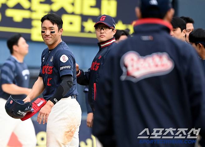 경기 종료 후 9회초 사구로 1루에 나갔던 롯데 전준우가 두산 선수단을 보며 인사하고 있다.