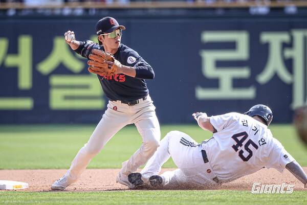 2루 수비하는 전민재. ⓒ롯데 자이언츠