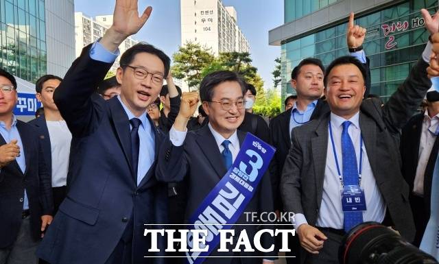 김경수 후보와 김동연 후보는 연설회 시작 전 당원들이 모인 천막을 찾았다. /서다빈 기자