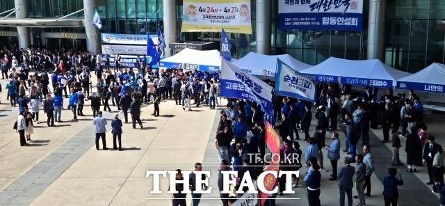 지역위원회 버스를 타고 현장을 찾은 당원들은 응원봉을 품에 안고 들뜬 모습으로 하나 둘 입장했다. /서다빈 기자