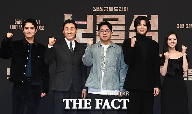 SBS 금토드라마 '보물섬' 연출을 맡은 진창규 감독(왼쪽에서 세 번째)이 최근 <더팩트>와 서면 인터뷰를 진행했다. /서예원 기자