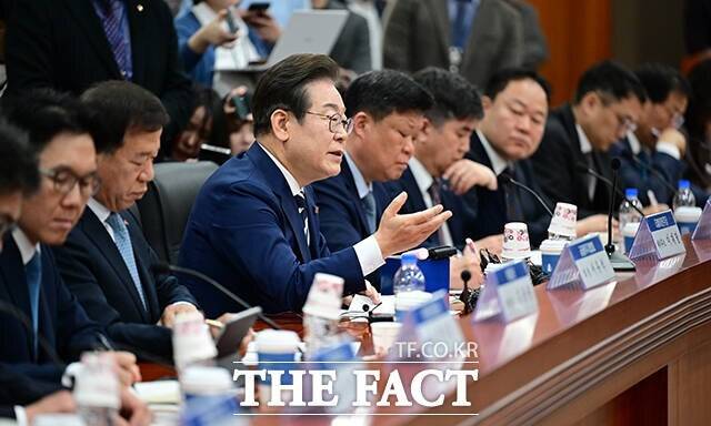 이재명 더불어민주당 대선 경선 후보(가운데)가 21일 오전 서울 여의도 금융투자협회에서 열린 '자본시장 활성화를 위한 정책간담회'에서 발언하고 있다. /남윤호 기자