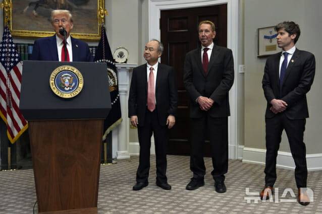 스타게이트 프로젝트를 발표하는 도널드 트럼프 미국 대통령과 샘 알트먼 오픈AI CEO (사진=뉴시스)