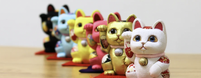 다양한 마네키네코. 일본 공예당 홈페이지.