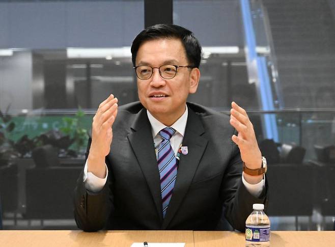 한미 2+2 통상협의와 주요 20개국(G20) 재무장관회의 및 국제통화금융위원회(IMFC) 참석을 위해 미국을 방문한 최상목 경제부총리 겸 기획재정부 장관이 25일(현지시간) 워싱턴D.C. 국제통화기금(IMF)에서 열린 동행 기자단과의 간담회에서 말하고 있다. 기재부