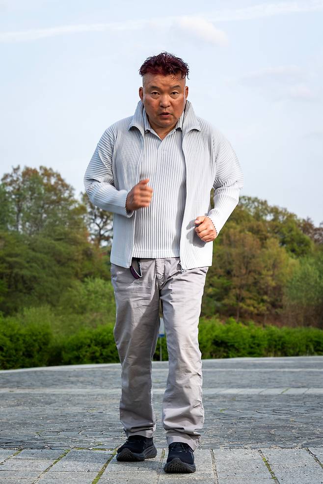 기초강습3. 팔은 배꼽 앞에서 삼각형을 만들어 자연스럽게 흔든다. 무엇이든 과하지 않게, 억지스럽지 않게 하는 게 중요하다./이건송 영상미디어 기자