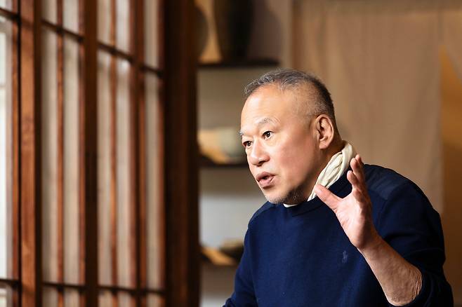 안영환 회장이 생각하는 한옥의 핵심은 '자연스러움'에 있다. /이건송 영상미디어 기자