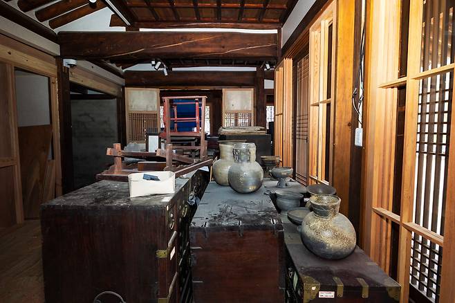 락고재 하회 내부에 옮겨 놓은 고미술품. 그는 "남은 소장품으로 락고재 하회 안에 작은 한옥 박물관을 만들 예정"이라고 했다. /이건송 영상미디어 기자