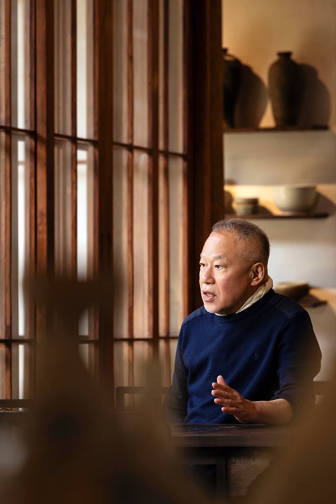 안영환 회장은 “한옥은 너무 매끄럽고 완벽하면 어딘가 부자연스럽고 인공적인 느낌이 든다”며 “90%는 정성을 다해 짓고 10% 정도는 자연에 맡겨 놓자는 생각으로 짓는다"고 했다. /이건송 영상미디어 기자