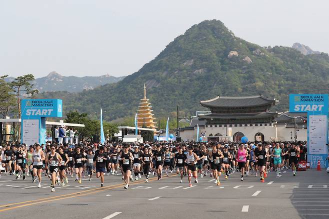 2025 서울하프마라톤 대회 참가자들이 서울 광화문 광장 출발선에서 힘차게 뛰어나가고 있다. /남강호 기자