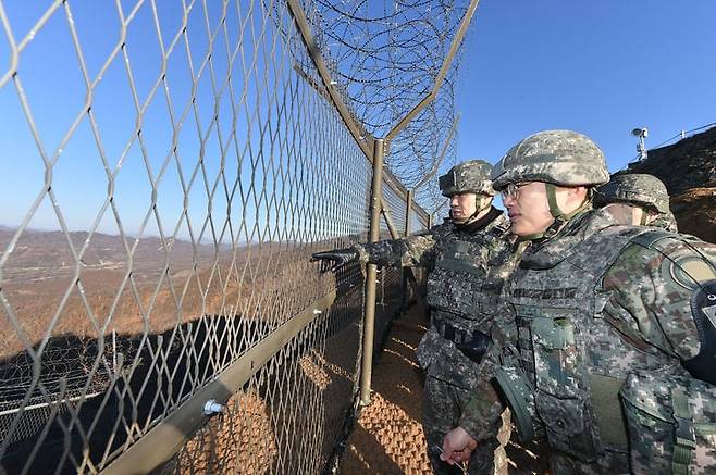 김명수(왼쪽) 합참의장이 지난해 강원도 철원 모 사단 GP에서 군사대비태세 현장 점검을 하고 있다. /합동참모본부