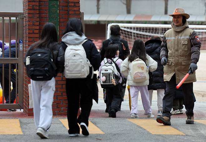 4일 오전 서울 마포구 아현초등학교에서 학생들이 등교하고 있다.(사진은 기사 내용과 무관함) / 뉴스1