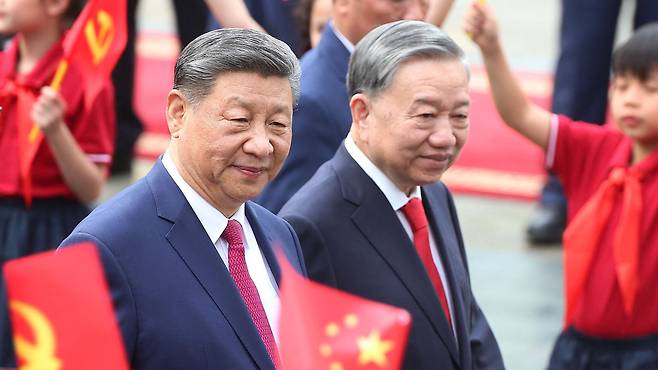 베트남 공산당 서기장 토람(오른쪽)이 지난 14일 하노이 주석궁에서 열린 공식 환영식에서 시진핑 중국 국가주석을 맞이하고 있다./AFP 연합뉴스