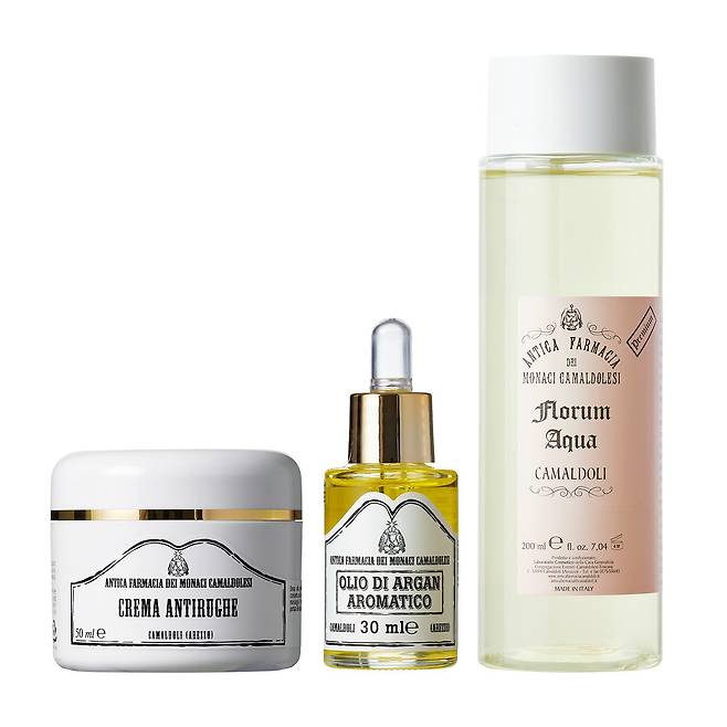 이탈리아 수도원의 1000년 전통 레시피에서 탄생한 ‘까말돌리 슬로우에이징 케어 세트’. 고보습 크림 ‘크레마 안티루게’, 진정과 보습을 겸비한 토닉 에센스 ‘플로럼 아쿠아’, 생명력 넘치는 아르간 오일 ‘올리오 디 아르간 아로마티코’로 구성됐다.