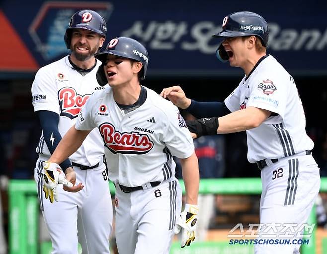 27일 잠실야구장에서 열린 롯데와 두산의 프로야구 경기. 두산 오명진이 4회 1사 만루에서 홈런을 치고 들어와 기뻐하고 있다. 프로 1군 4년차인 그는 데뷔 첫 홈런을 그랜드슬램으로 장식했다. /허상욱 기자