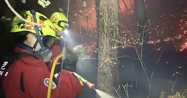 강원 인제에서 발생한 산불을 공중진화대가 진압중인 모습. / 산림청 제공