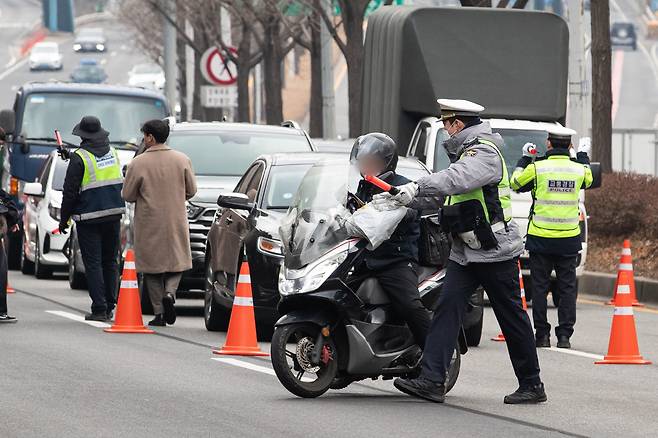 경찰이 서울 양재대로에서 이륜·화물차 불법행위 합동단속을 실시하고 있다. 사진은 기사와 관련이 없음. /뉴스1
