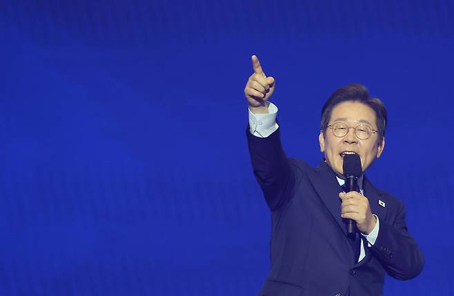 21대 대선 더불어민주당 후보로 선출된 이재명 후보가 27일 경기 고양시 킨텍스에서 열린 수도권·강원·제주 합동연설회에서 수락연설을 하고 있다. /뉴스1