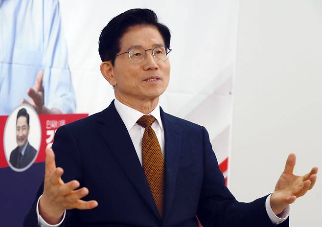 김문수 국민의힘 대선 경선 예비후보가 27일 한국지방신문협회 공동취재단과 서울 여의도 캠프 사무실에서 대선 출마 각오 등에 대해 인터뷰를 가졌다. 한국지방신문협회 공동취재단&nbsp;