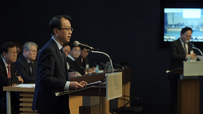 웰다잉시민운동 창립총회에서 윤교수가 경과보고를 하고 있다.  윤영호 교수 제공