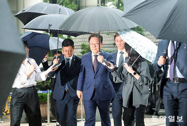 이재명 더불어민주당 대선 후보가 22일 오전 서울 서초구 서울중앙지방법원에서 열린 ‘대장동 배임 및 성남FC 뇌물’ 1심 속행 공판에 출석하고 있다.  장승윤 기자 tomato99@donga.com