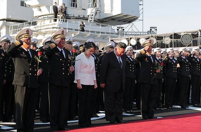 북한 김정은 국무위원장과 딸 김주애가 지난 25일 남포조선소에서 열린 5,000t급 신형다목적구축함 ‘최현호’ 진수식에 참석해 있다. 노동신문 뉴스1