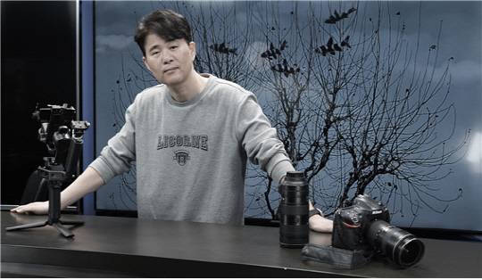 2025 '귀로(歸路, way back)' 시리즈 세 번째 작품앞에선 윤세호 작가.