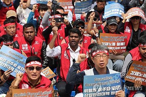 민주노총, 금속노조, 이주노조 등 조합원들이 27일 서울 종로구 보신각 일대에서 열린 '2025 세계 노동절, 이주노동자 메이데이' 집회에서 이주노동자 강제노동 철폐, 위험의 이주화 중단 등을 촉구하고 있다.   [연합뉴스]