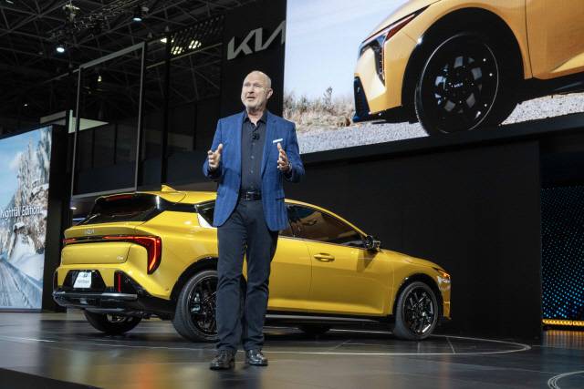올스 헤드릭 기아 미국법인 상품기획 디렉터가 지난 16일(현지시간) 미국 뉴욕 제이콥 재비츠 컨벤션 센터에서 열린 '2025 뉴욕 국제 오토쇼'에서 ''K4 해치백'에 대해 발표하고 있다. 기아 제공