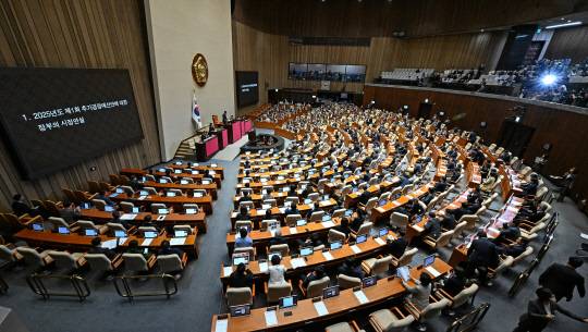 우원식 국회의장이 24일 국회 본회의에서 2025년도 제1회 추가경정예산안에 대한 정부의 시정연설을 상정하고 있다. [국회사진기자단=연합뉴스]
