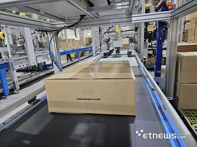 롯데글로벌로지스 진천 풀필먼트 센터 박스 포장 자동화 설비 〈사진=민경하 기자〉