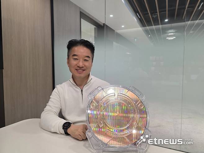 김보은 라온텍 대표와 라온텍이 최근 개발한 0.18인치 RGB 풀컬러 레도스 백플레인. (사진=김영호 기자)