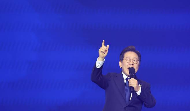 더불어민주당 대선 후보로 선출된 이재명 후보가 27일 경기 고양시 킨텍스에서 열린 '제21대 대통령선거 후보자 선출을 위한 수도권·강원·제주 경선 및 최종 후보자 선출 대회'에서 수락 연설을 하고 있다. 연합뉴스