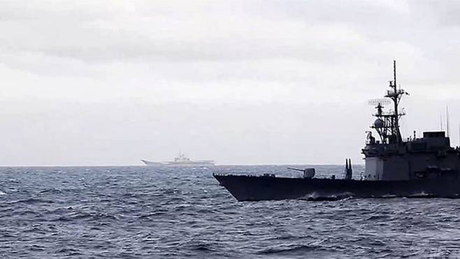 지난 1일 대만 구축함 쑤아오함이 중국 인민해방군 해군 항공모함 산둥함(CV-17)과 대치하고 있다. 대만국방부 홈페이지 캡처