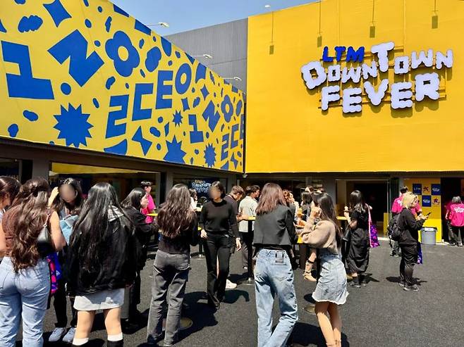 지난 25일 서울 성수동에서 열린 롯데백화점의 'LTM downtown fever' 팝업스토어 앞이 사람들로 붐비고 있다. 사진=정상희 기자