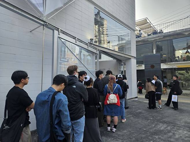 지난 26일 서울 성수동 카시나와 살로몬이 협업해 선보인 팝업 매장 앞에 긴 줄이 늘어서 있다. 사진=이정화 기자