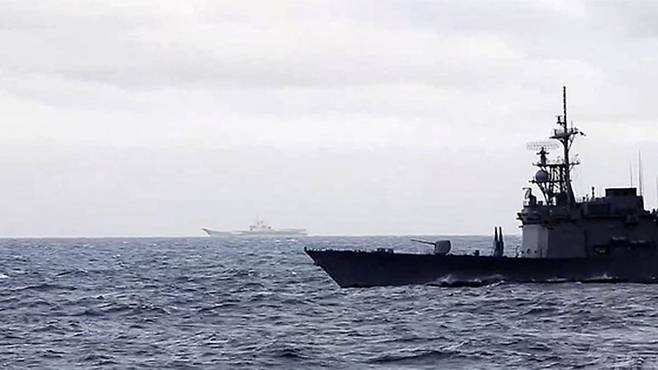 지난 1일 대만 구축함 쑤아오함(앞쪽)이 바다 멀리 희미하게 보이는 중국 인민해방군 해군 항공모함 산둥함(CV-17)과 대치하고 있다. 대만국방부 홈페이지 캡처