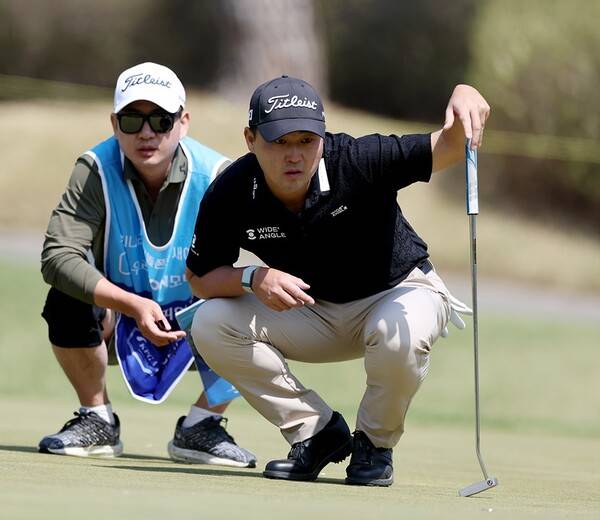 2025년 한국프로골프(KPGA) 투어 우리금융 챔피언십 우승 경쟁에 가세한 이태훈(캐나다), 문도엽, 강태영, 옥태훈, 박준홍, 김백준, 박일환 프로. 사진은 이태훈 선수가 3라운드에서 경기하는 모습이다. 사진제공=KPGA