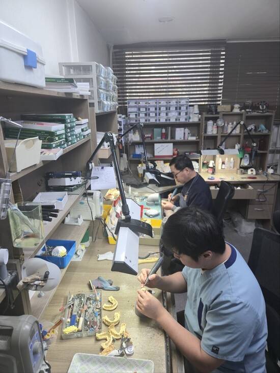 부자(父子) 치과기공사 이태신·이강녕씨가 함께 일하고 있다. 이정연 제공