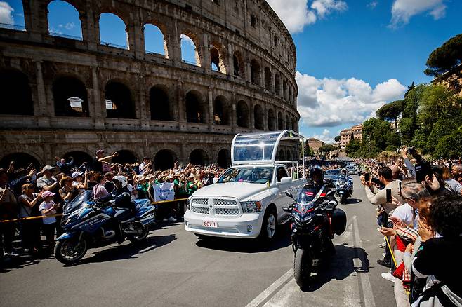 26일(현지시각) 로마 콜로세움을 지나가고 있는 프란체스코 교황의 운구차량. 로이터 연합뉴스