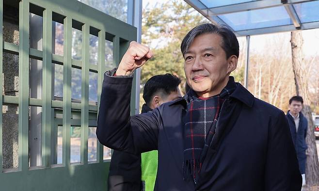 자녀 입시 비리와 청와대 감찰 무마 등 혐의로 기소돼 징역 2년형이 확정된 조국 전 조국혁신당 대표가 16일 오전 경기도 의왕 서울구치소 앞에서 수감되기 전 지지자들을 향해 주먹을 쥐어보이고 있다. 연합뉴스