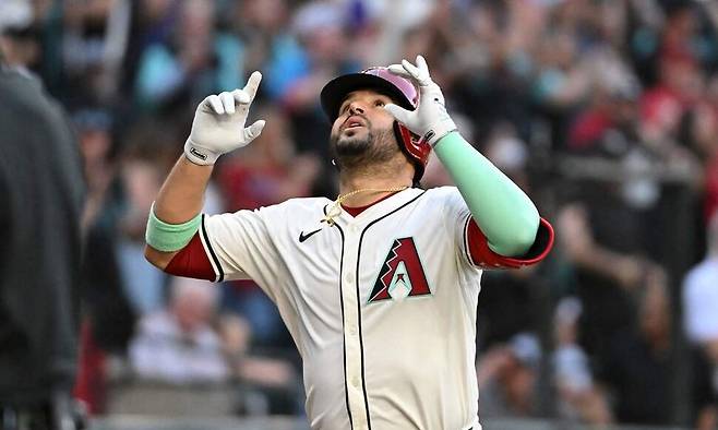 애리조나 다이아몬드백스의 에우헤니오 수아레스가 27일(한국식가) 미국 애리조나주 피닉스의 체이스필드에서 열린 애틀랜타 브레이브스와 경기에서 4회말 투런포를 터트린 뒤 세리머니를 하고 있다. 애리조나/AFP 연합뉴스