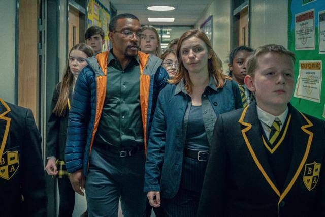 넷플릭스 드라마 '소년의 시간'에서 주인공 제이미가 다니던 학교를 찾아가 탐문 활동을 하고 있는 형사 루크 배스컴(두 번째 줄 왼쪽·애슐리 월터스 분)과 미샤 프랭크(오른쪽·페이 마세이 분). 넷플릭스 제공