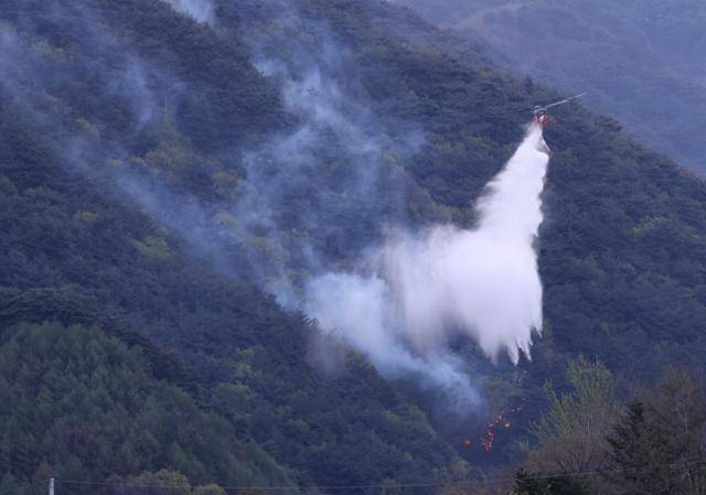 27일 강원 인제군 상남면 하남리 인근 야산에서 산불 진화 헬기가 분주하게 진화 작업을 하고 있다. 인제=연합뉴스