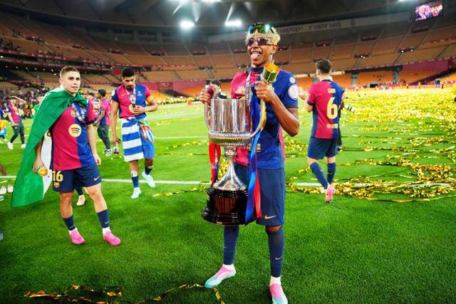 FC바르셀로나의 라민 야말이 27일(한국시간) 스페인 세비야의 에스타디오 올림피코 라 카르투하에서 열린 레알 마드리드와의 2024~25시즌 국왕컵 결승전에서 우승한 뒤 트로피를 들고 기뻐하고 있다. 세비야=AP 연합뉴스