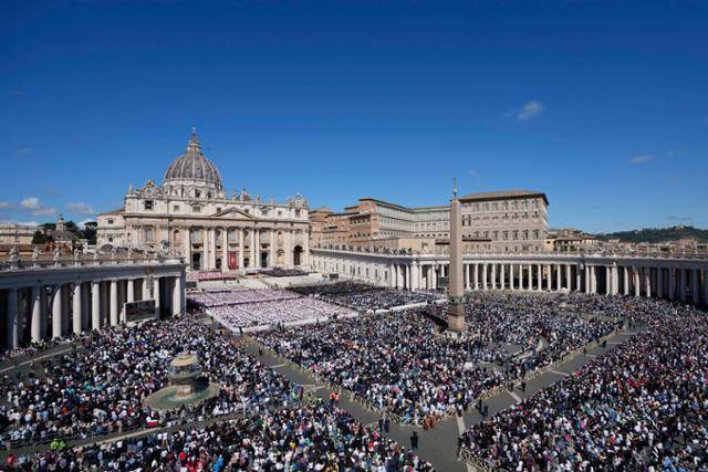 프란치스코 교황의 장례식이 열린 26일 바티칸 성 베드로 광장에 인파가 운집해 있다. 바티칸=AP 뉴시스