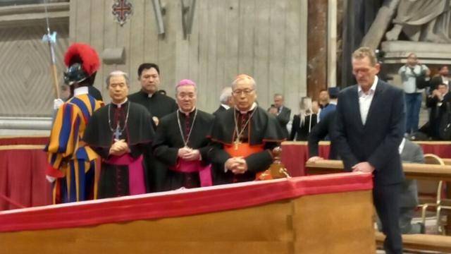 한국 천주교 조문단이 프란치스코 교황의 시신이 안치된 바티칸 성 베드로 대성전을 찾아 조문하고 있다. 주교회의 의장 이용훈 주교(왼쪽부터), 장인남 대주교, 염수정 추기경. 천주교주교회의 제공