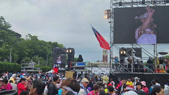 26일 대만 타이베이 총통부 앞 카이다거란 대로에서 열린 민진당과 라이칭더 총통 반대 집회에 시민들이 참여하고 있다. 독자 제공