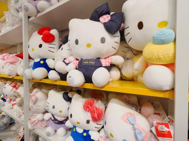 중국에서 생산된 헬로키티 봉제인형이 18일 미국 캘리포니아주 샌프란시스코의 한 가게에 진열돼 있다. 미국과 중국의 '관세 치킨게임'이 지속될 경우 미국 내 완구류 가격은 크게 오를 것으로 예상된다. 샌프란시스코=EPA 연합뉴스